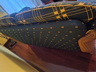 Sofá de ratán y tela azul de sala, dos plazas muy