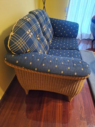 Sofá de ratán y tela azul de sala, dos plazas muy