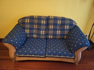 Sofá de ratán y tela azul de sala, dos plazas muy