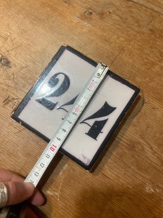 Azulejo antiguo con el número 244