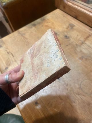 Azulejo antiguo con el número 244