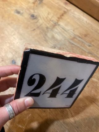 Azulejo antiguo con el número 244