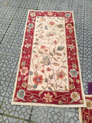 Due tappeti con design floreale