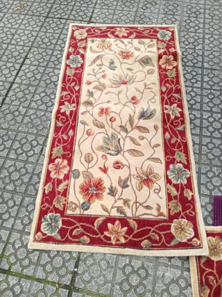 Due tappeti con design floreale