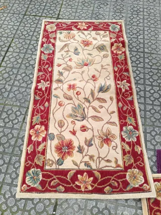 Due tappeti con design floreale