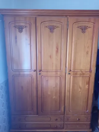 Armario de madera con cajones