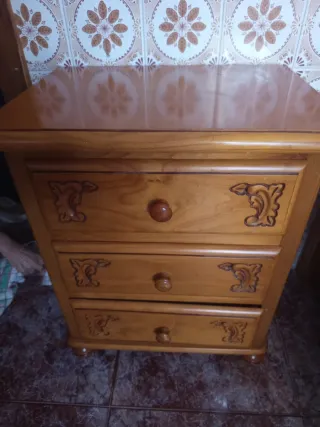 Armario de madera con cajones