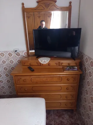 Armario de madera con cajones