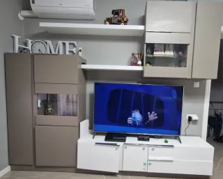 Mueble de salón modular beige y blanco