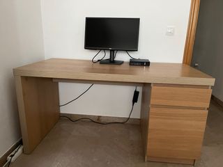 Scrivania Ikea in legno con cassetti