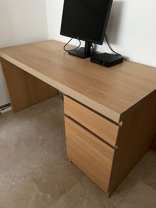 Scrivania Ikea in legno con cassetti