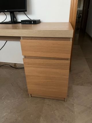 Scrivania Ikea in legno con cassetti