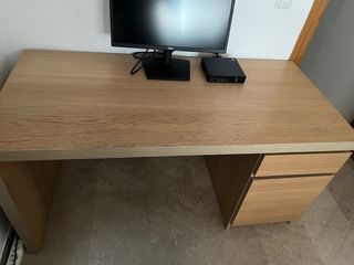 Scrivania Ikea in legno con cassetti