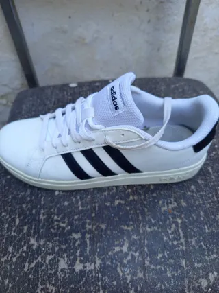 Zapatillas Adidas Blancas y Negras