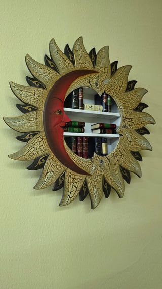 Cornice da parete con libri in miniatura