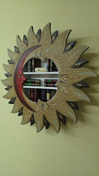 Cornice da parete con libri in miniatura