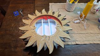 Cornice da parete con libri in miniatura