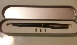 Bolígrafo negro con detalles dorados