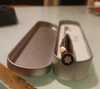 Bolígrafo negro con detalles dorados