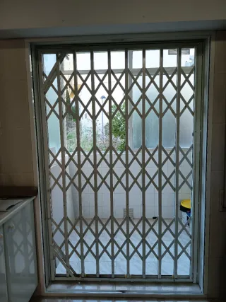 Reja de tijera metálica