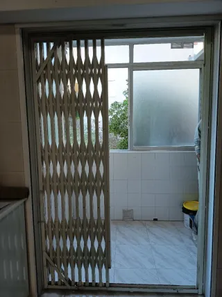 Reja de tijera metálica