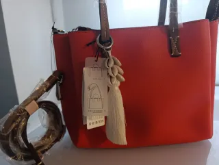 Bolso naranja y marrón (hombro y mano)