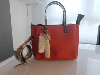 Bolso naranja y marrón (hombro y mano)