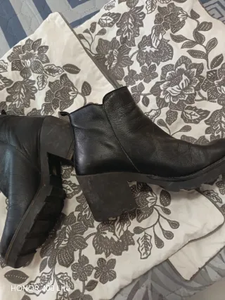 Botines negros con cremallera