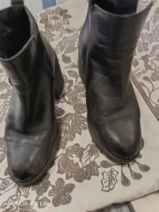 Botines negros con cremallera