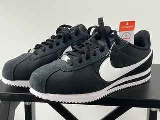 Zapatillas Nike Cortez Negras y Blancas