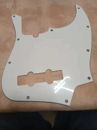 2 Pickguards Jazz Bass Blanco y Tortuga