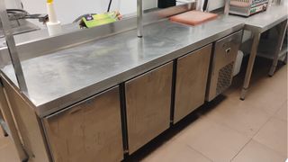 Mesa de trabajo industrial con neveras