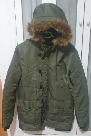 Parka Bershka verde militar con capucha
