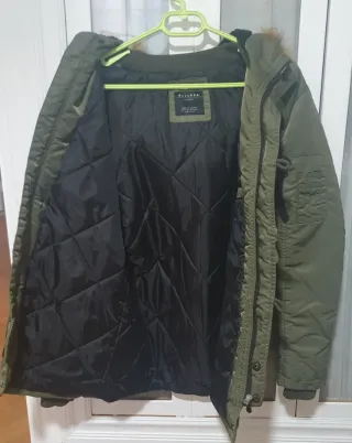 Parka Bershka verde militar con capucha