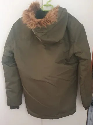 Parka Bershka verde militar con capucha
