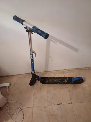 Patinete infantil azul y negro