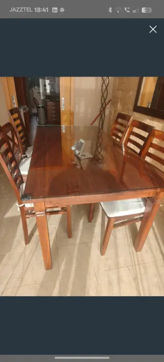 Mesa de comedor de madera y cristal
