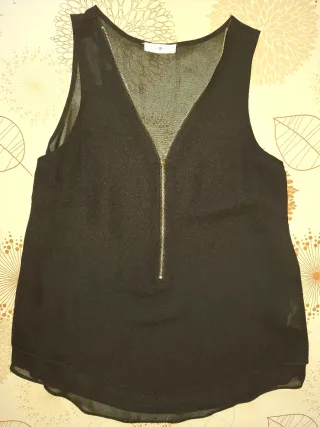 Blusa negra con cremallera