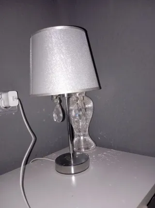 Lámpara de mesita de noche plateada