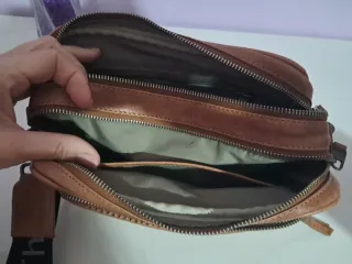 Bolso bandolera marron de piel.