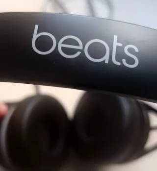 Auriculares Beats con cable negros