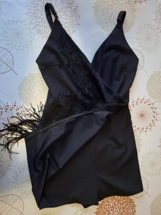 Mono negro con flecos