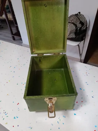 Limpia zapatos antiguo madera verde