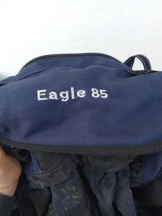 Mochila azul y negra con escudo