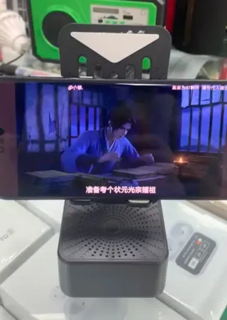 Supporto cellulare con cassa Bluetooth