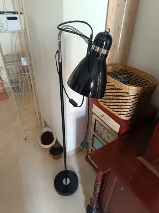 Lámpara de pie flexible negra