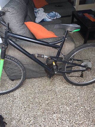 Bicicleta con amortiguación delantera y trasera