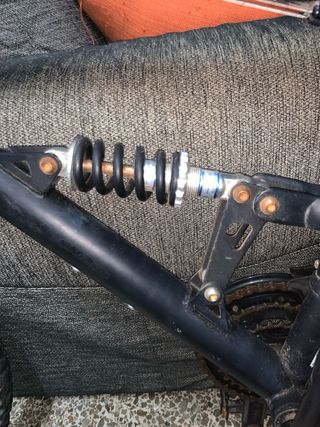 Bicicleta con amortiguación delantera y trasera