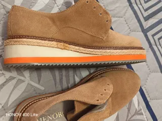 Botines de mujer marrones y naranjas.