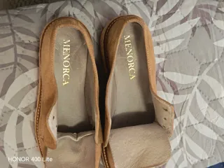 Botines de mujer marrones y naranjas.